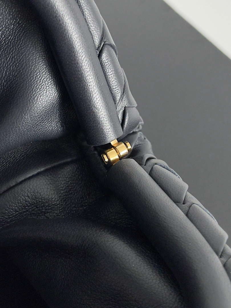 Bottega Veneta BV 785807 Lauren 1980 clutch Bag BV92024 Navy Blue