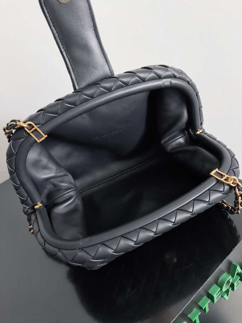 Bottega Veneta BV 785807 Lauren 1980 clutch Bag BV92024 Navy Blue