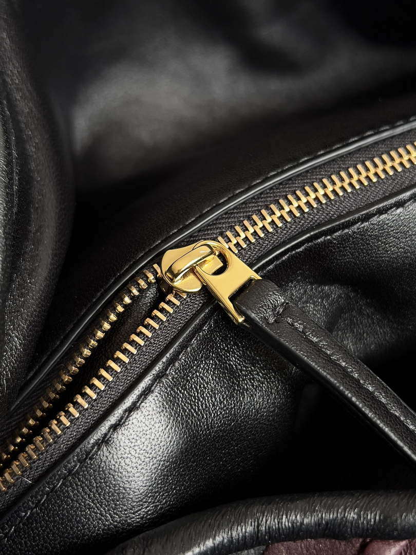 Bottega Veneta BV 786193 Large Hop bag BV9028