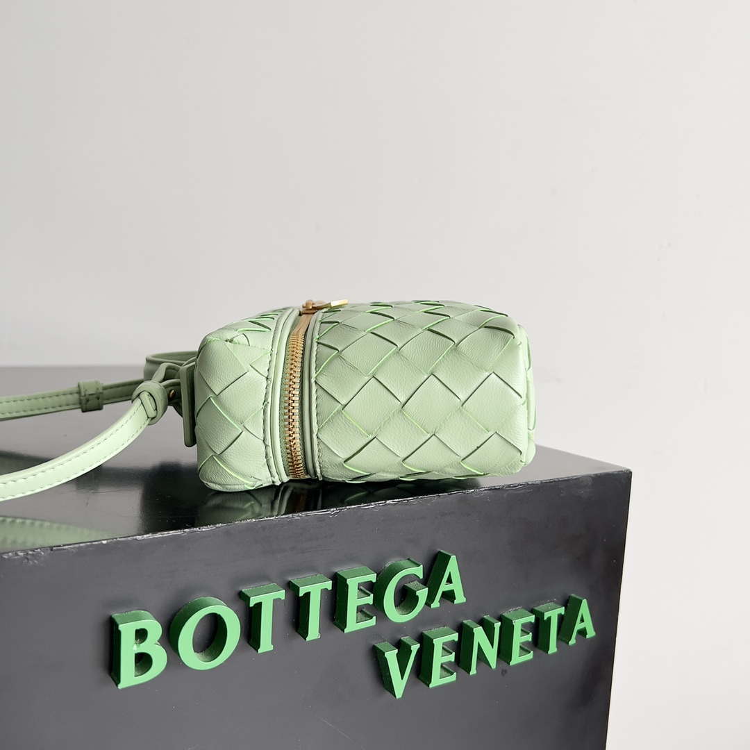 Bottega Veneta BV 789109V3IV16414 Bang Bang Vanity Case Light Green