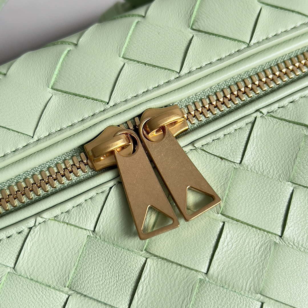 Bottega Veneta BV 789109V3IV16414 Bang Bang Vanity Case Light Green