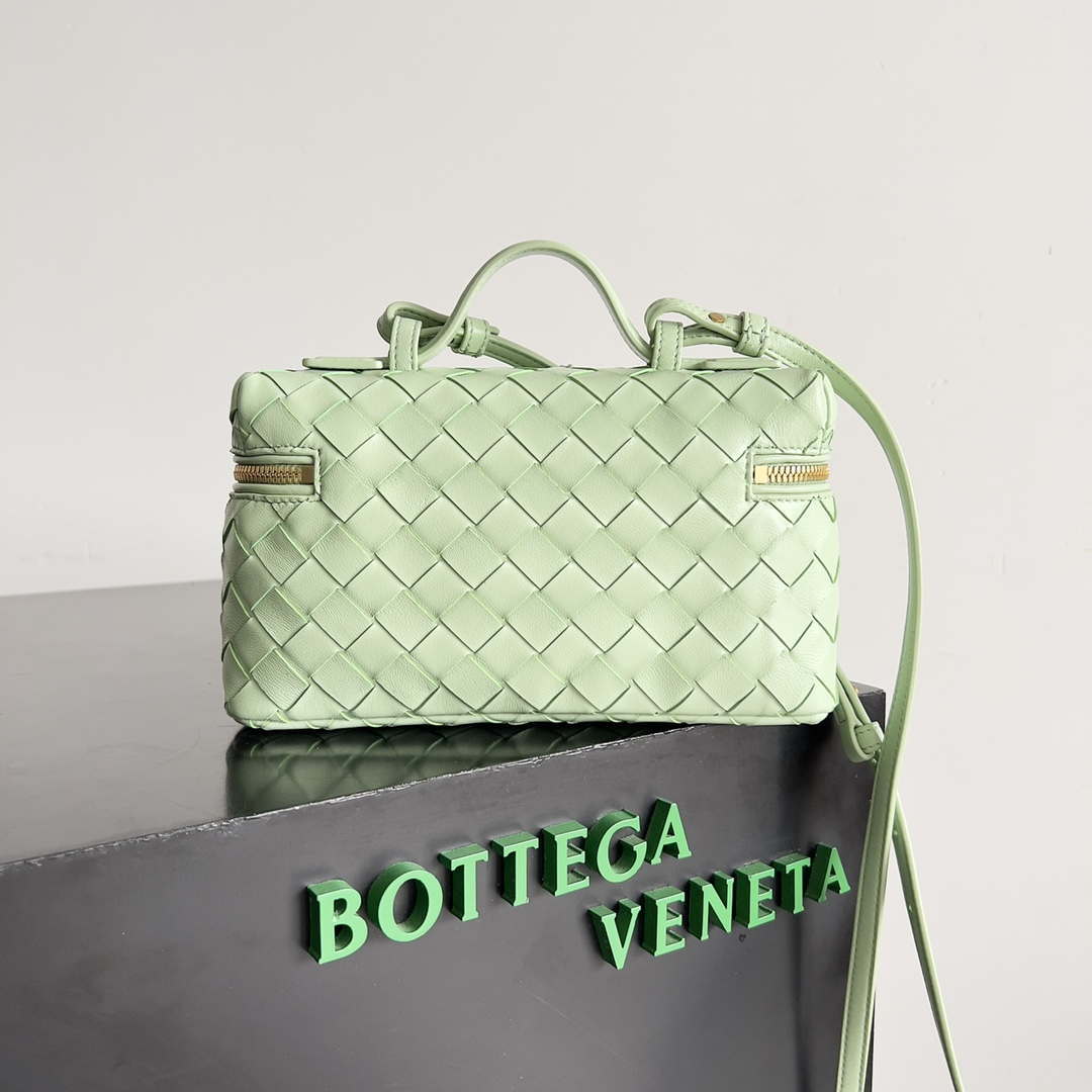 Bottega Veneta BV 789109V3IV16414 Bang Bang Vanity Case Light Green