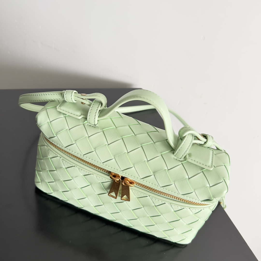 Bottega Veneta BV 789109V3IV16414 Bang Bang Vanity Case Light Green