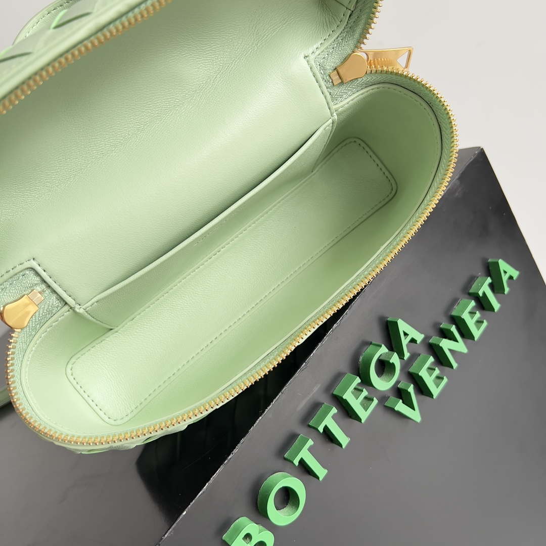 Bottega Veneta BV 789109V3IV16414 Bang Bang Vanity Case Light Green