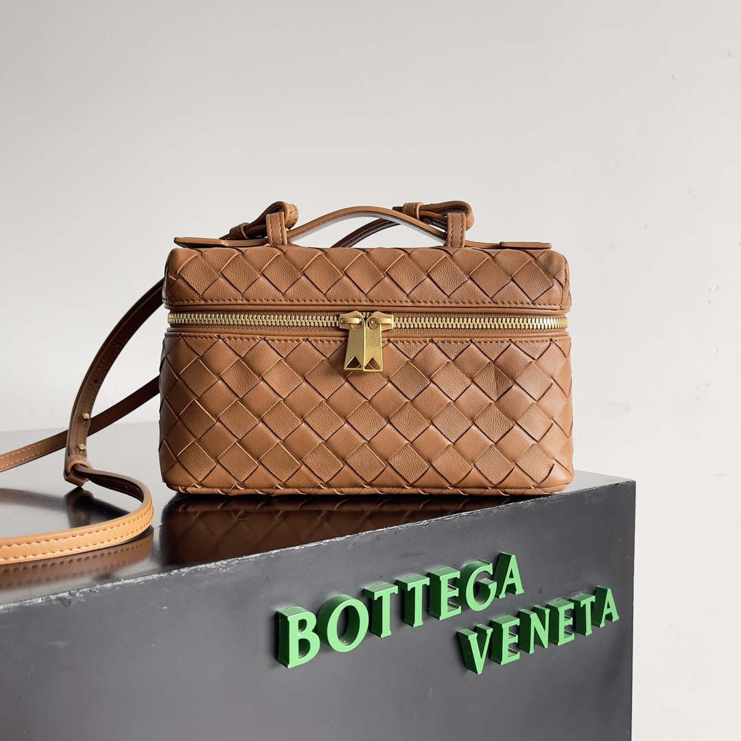 Bottega Veneta BV 789109V3IV16414 Bang Bang Vanity Case Tan