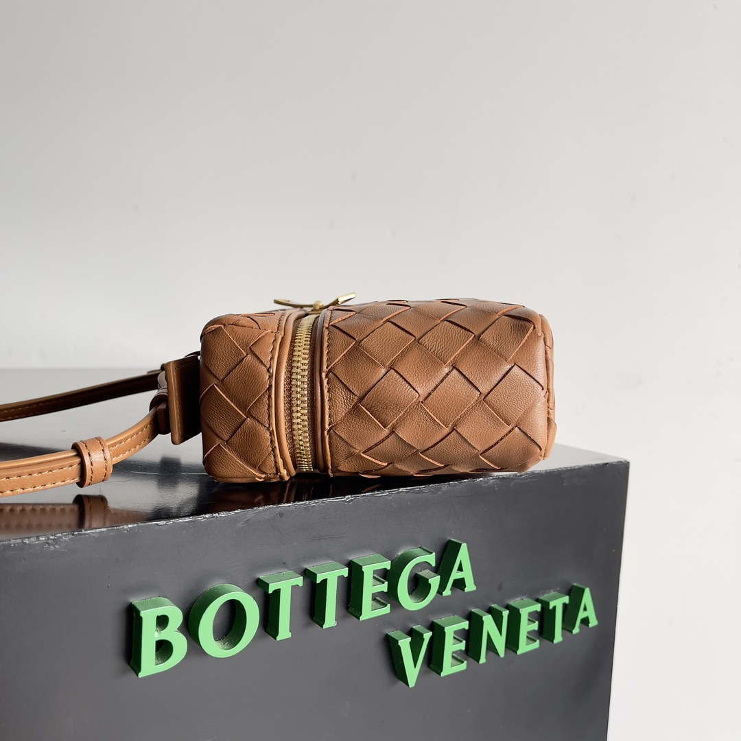 Bottega Veneta BV 789109V3IV16414 Bang Bang Vanity Case Tan