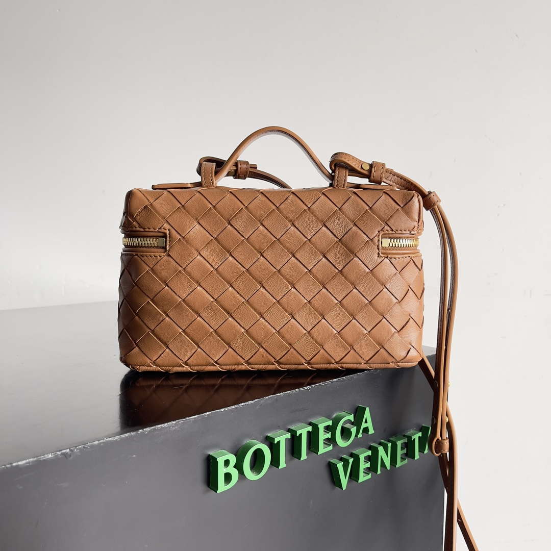 Bottega Veneta BV 789109V3IV16414 Bang Bang Vanity Case Tan