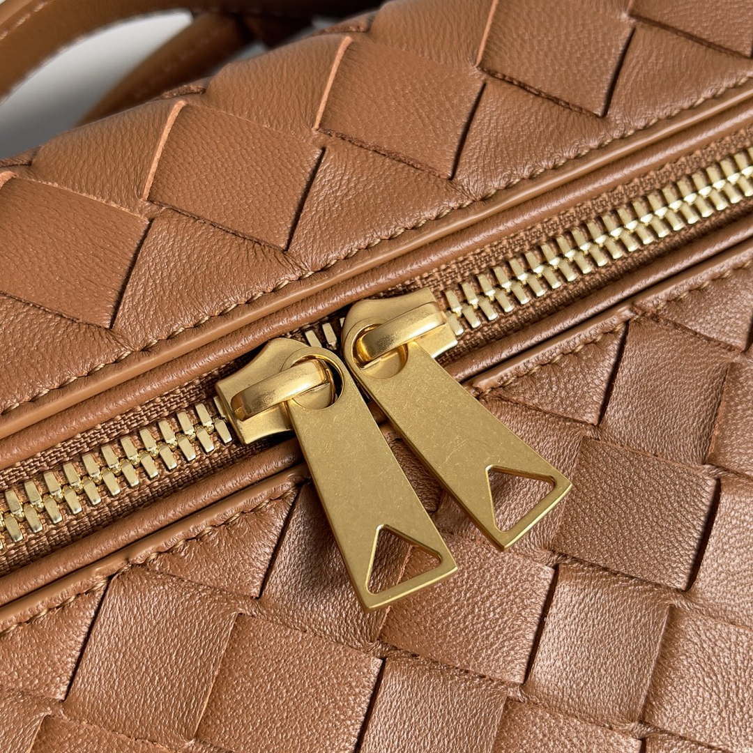 Bottega Veneta BV 789109V3IV16414 Bang Bang Vanity Case Tan