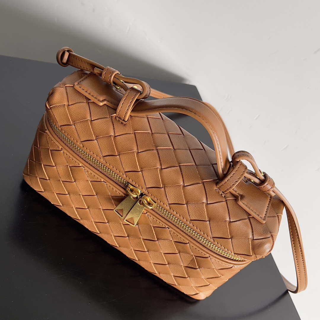 Bottega Veneta BV 789109V3IV16414 Bang Bang Vanity Case Tan