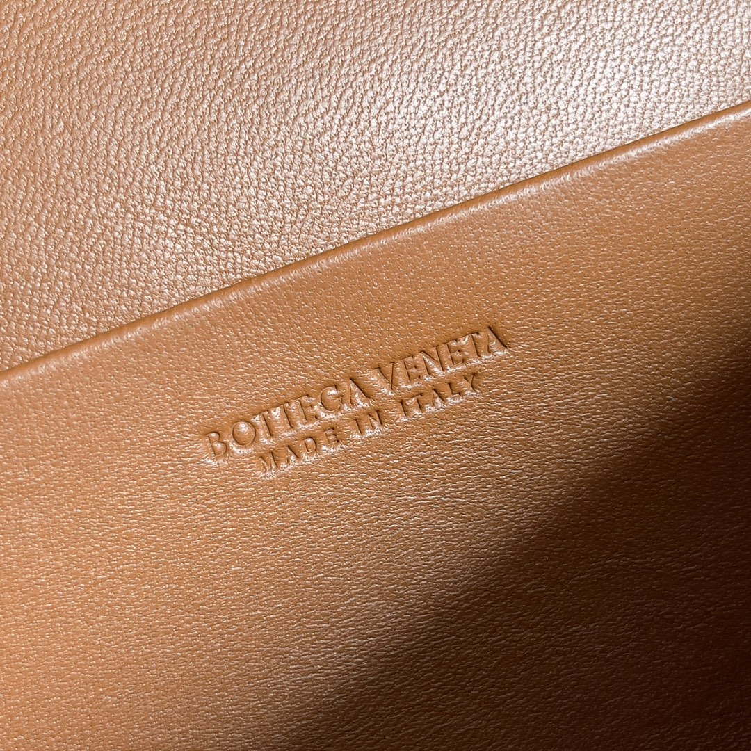 Bottega Veneta BV 789109V3IV16414 Bang Bang Vanity Case Tan