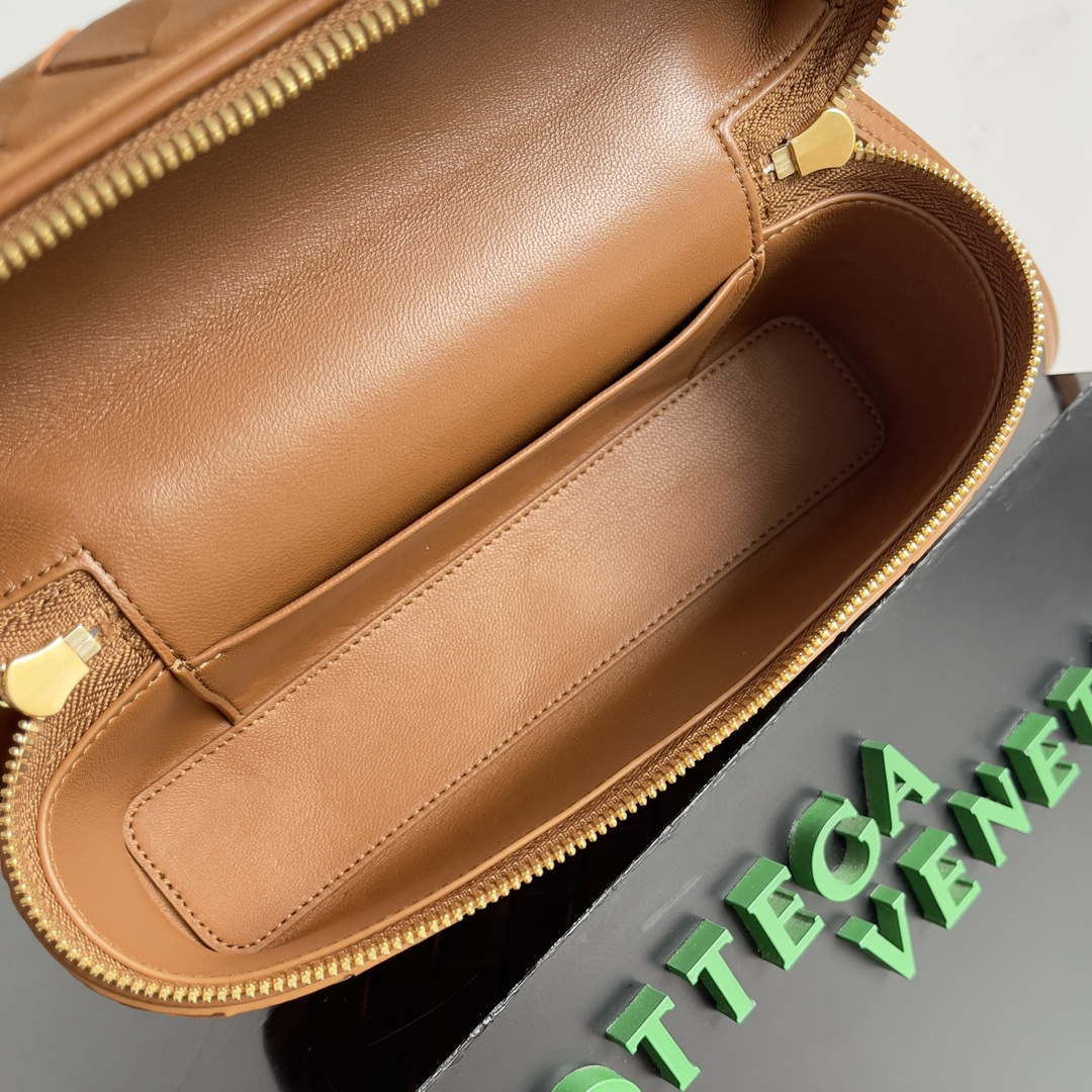 Bottega Veneta BV 789109V3IV16414 Bang Bang Vanity Case Tan