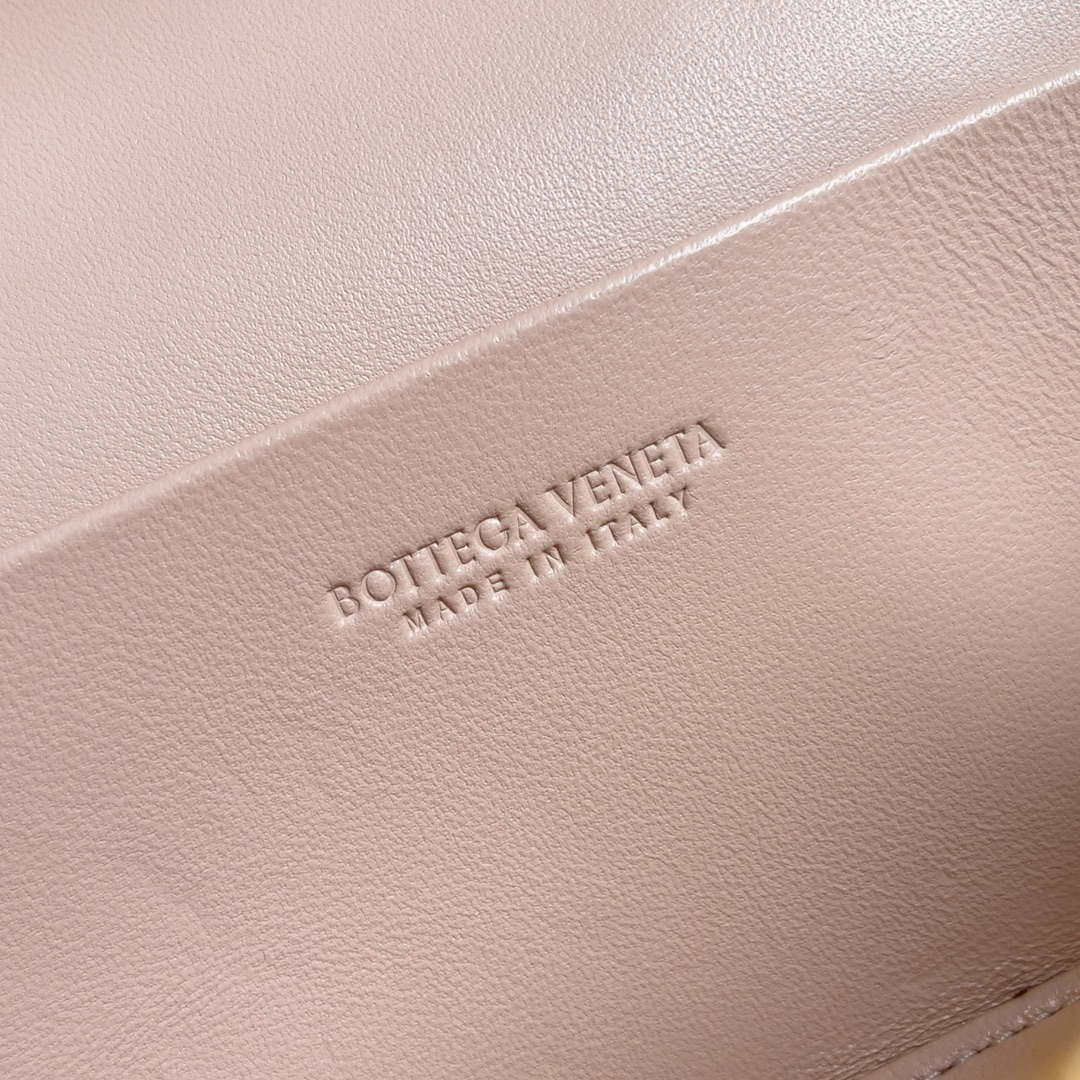 Bottega Veneta BV 789109V3IV16414 Bang Bang Vanity Case Light Pink