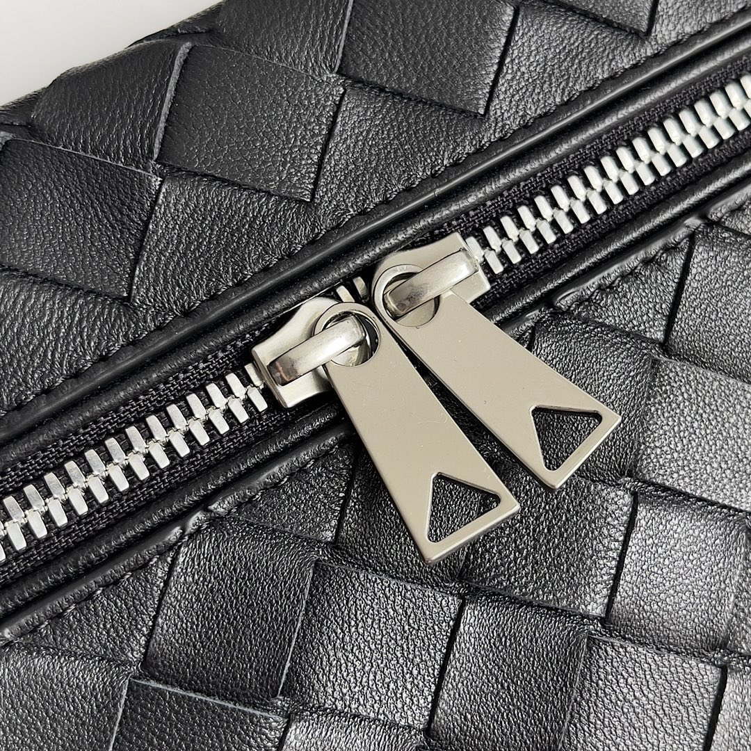 Bottega Veneta BV 789109V3IV16414 Bang Bang Vanity Case Black