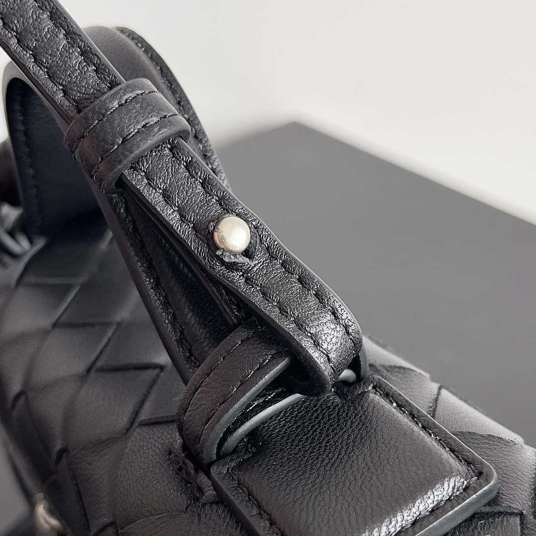 Bottega Veneta BV 789109V3IV16414 Bang Bang Vanity Case Black