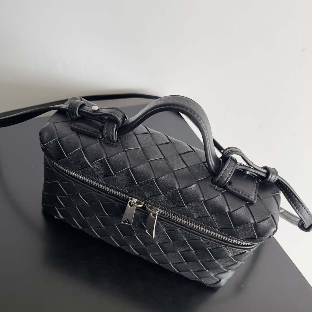 Bottega Veneta BV 789109V3IV16414 Bang Bang Vanity Case Black