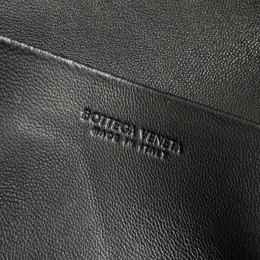 Bottega Veneta BV 789109V3IV16414 Bang Bang Vanity Case Black