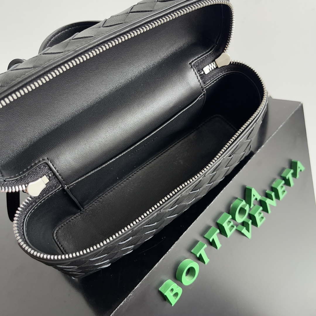 Bottega Veneta BV 789109V3IV16414 Bang Bang Vanity Case Black