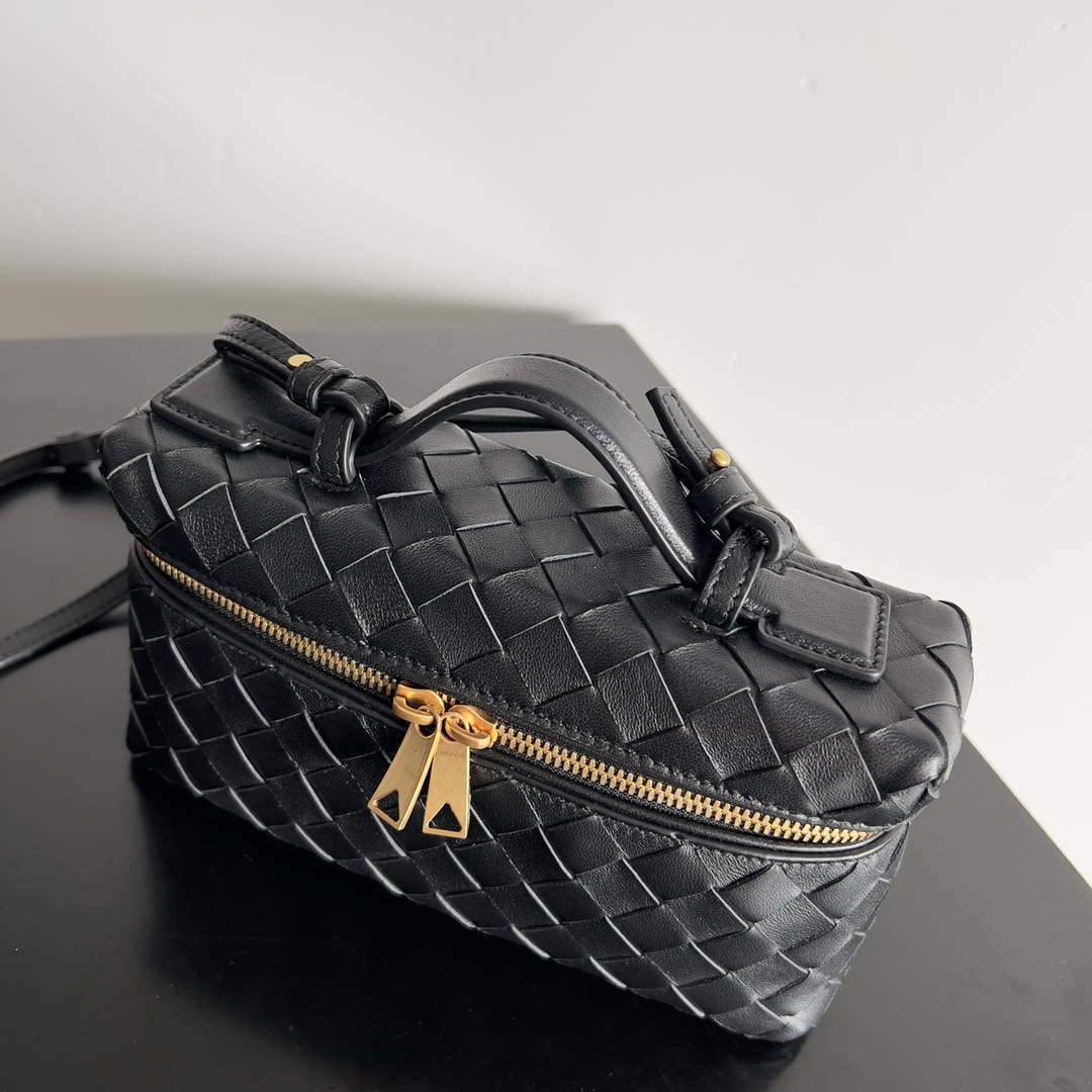 Bottega Veneta BV 789109V3IV16414 Bang Bang Vanity Case Black