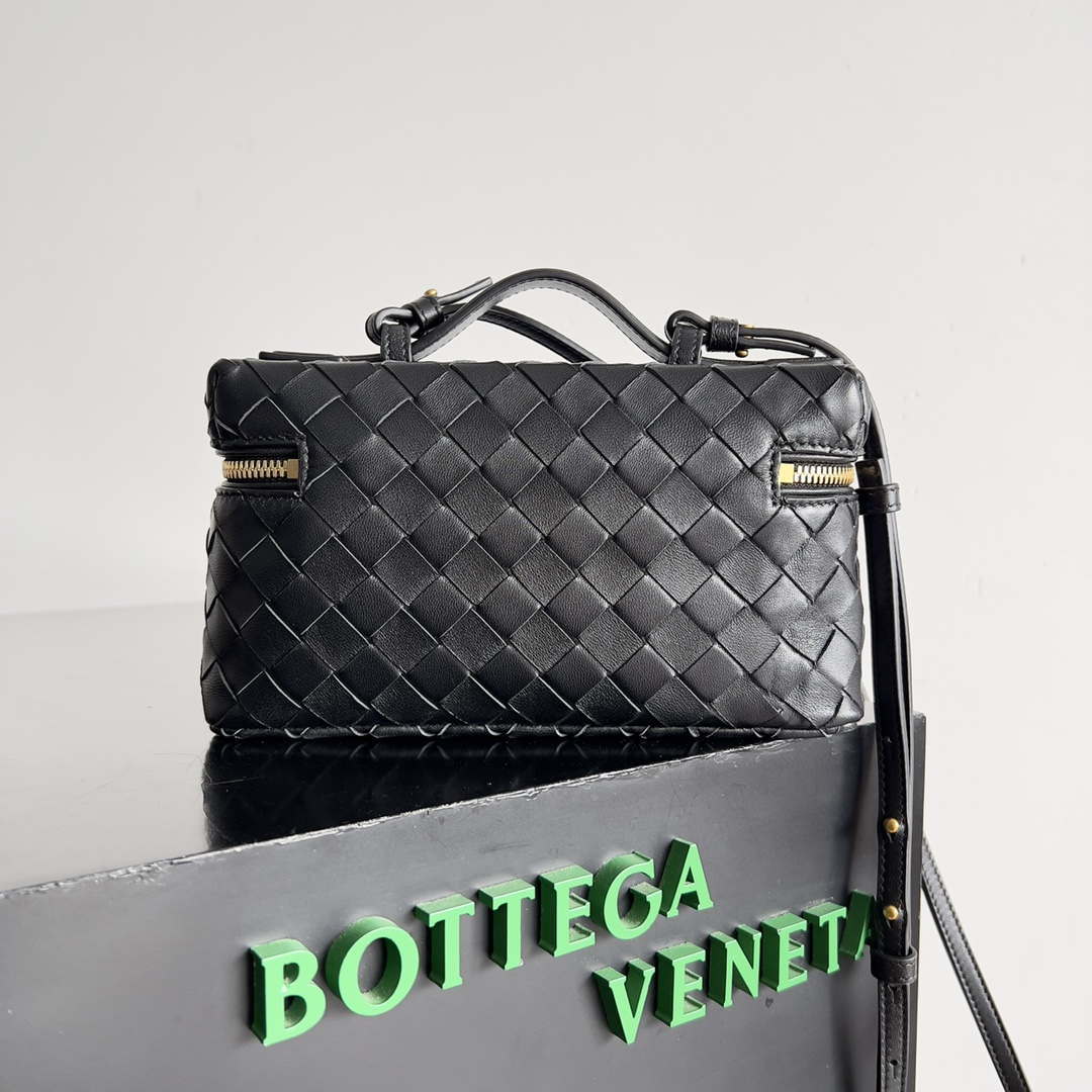 Bottega Veneta BV 789109V3IV16414 Bang Bang Vanity Case Black