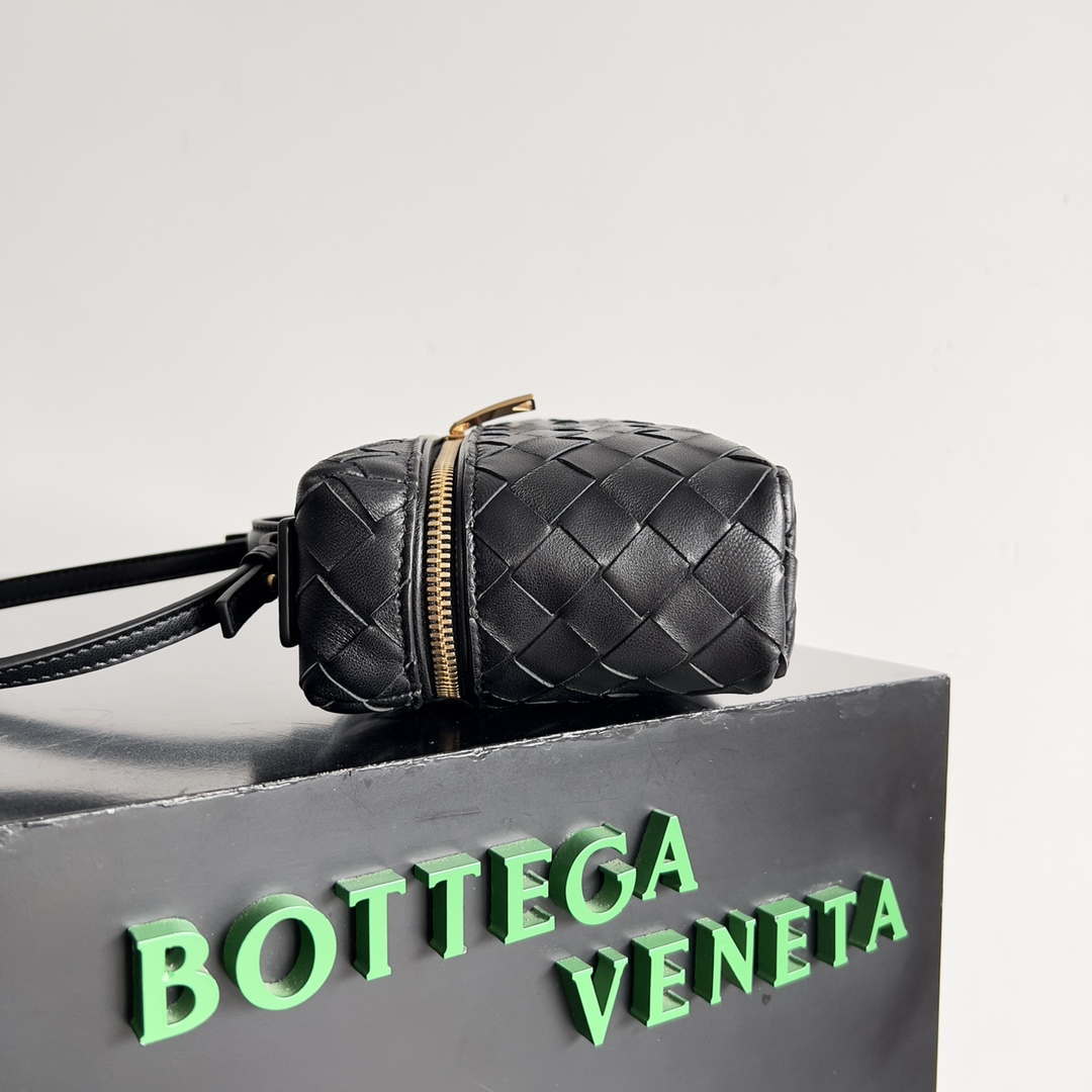 Bottega Veneta BV 789109V3IV16414 Bang Bang Vanity Case Black