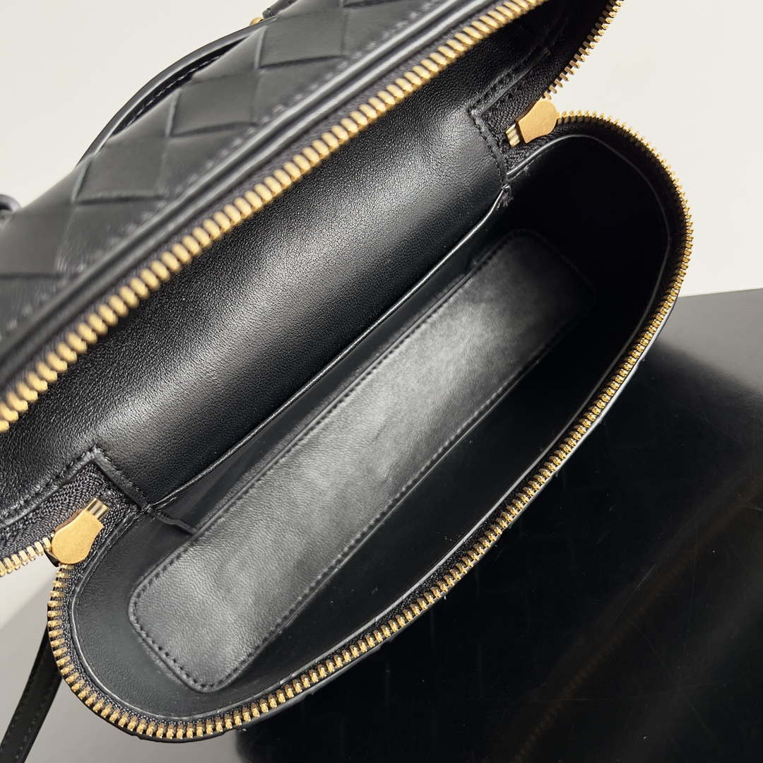 Bottega Veneta BV 789109V3IV16414 Bang Bang Vanity Case Black