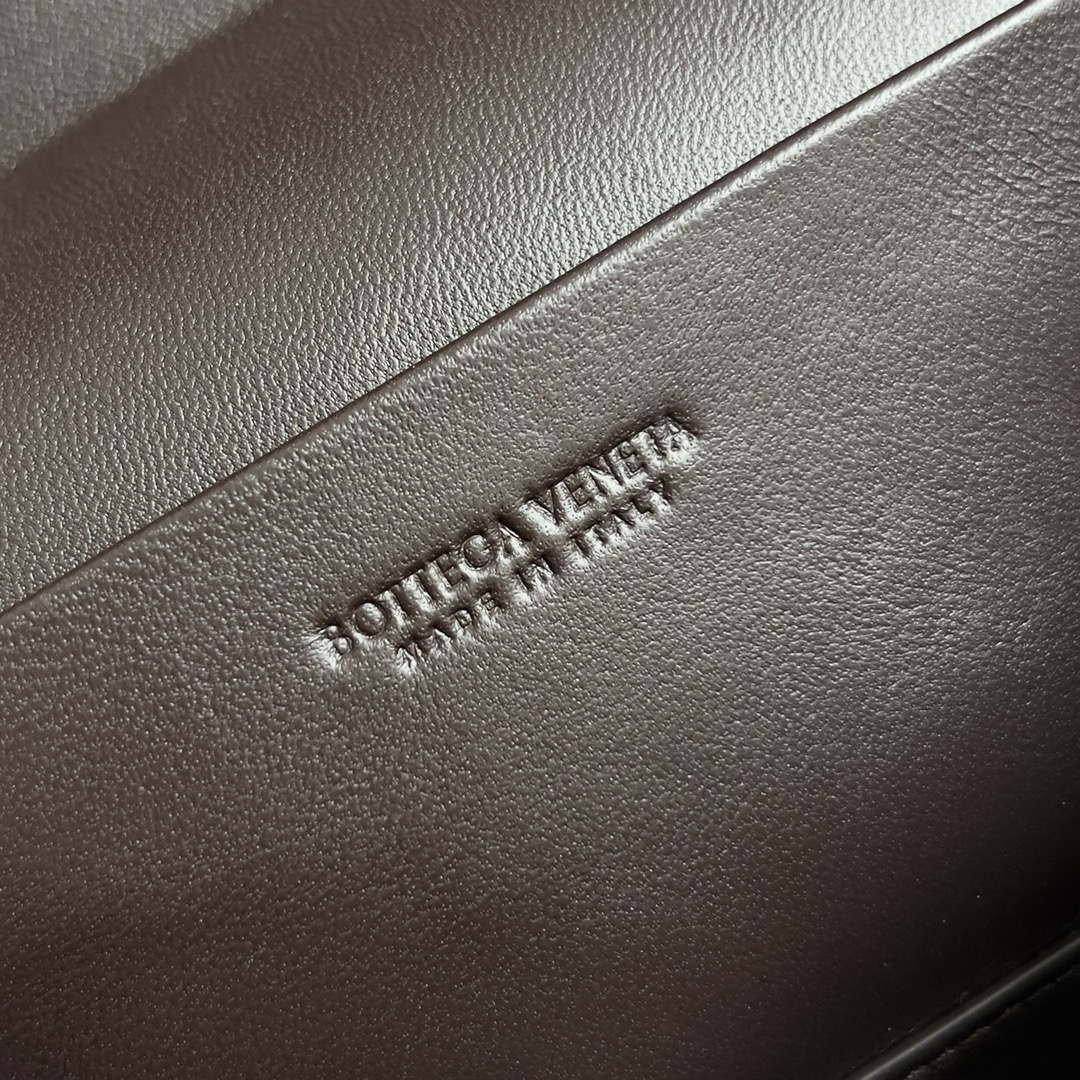 Bottega Veneta BV 789109V3IV16414 Bang Bang Vanity Case Dark Brown