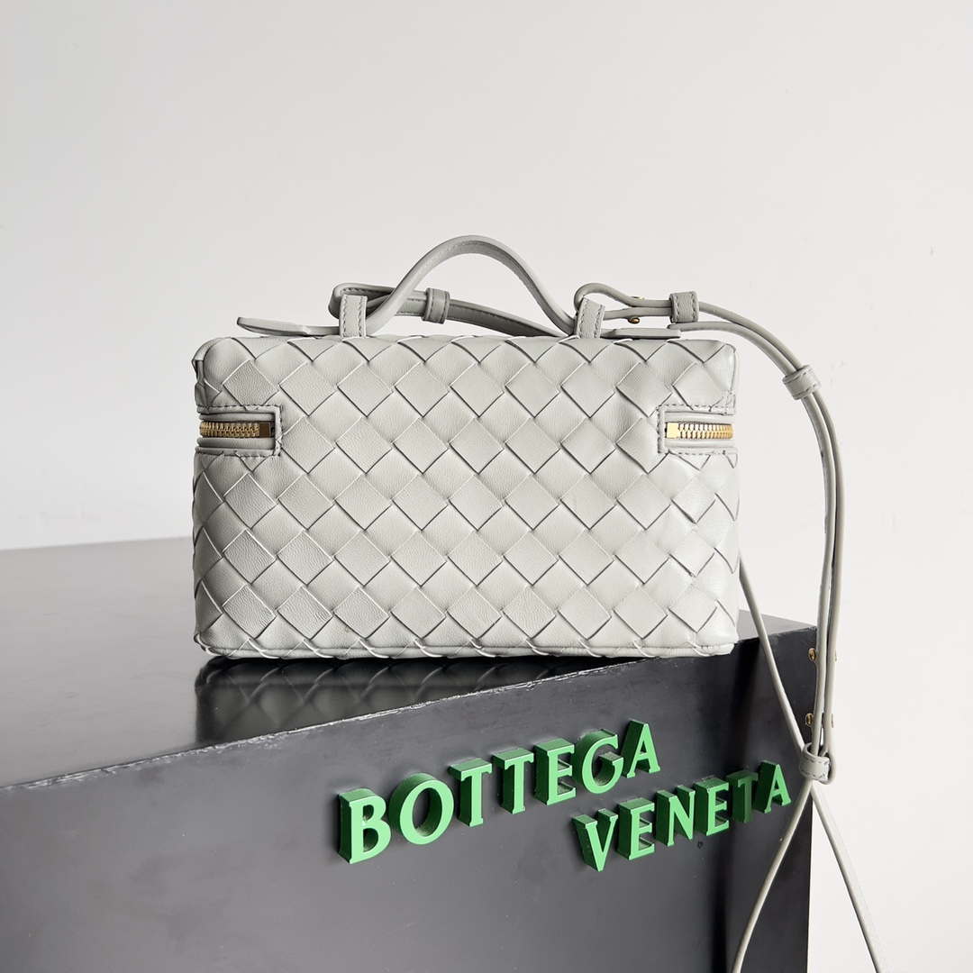Bottega Veneta BV 789109V3IV16414 Bang Bang Vanity Case Gray