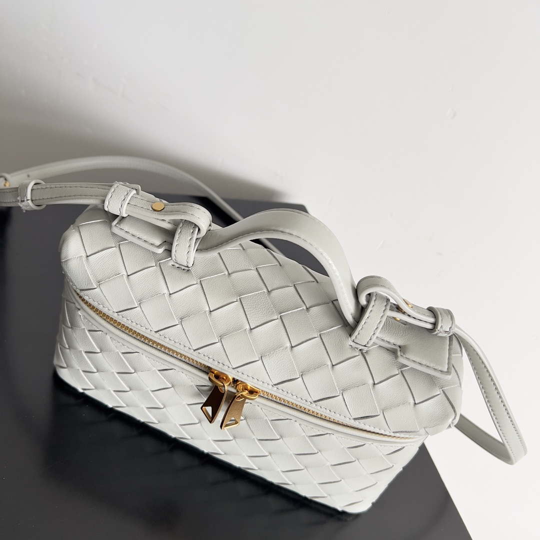 Bottega Veneta BV 789109V3IV16414 Bang Bang Vanity Case Gray