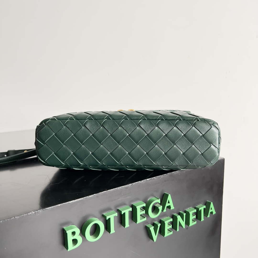 Bottega Veneta BV 789109V3IV16414 Bang Bang Vanity Case Green