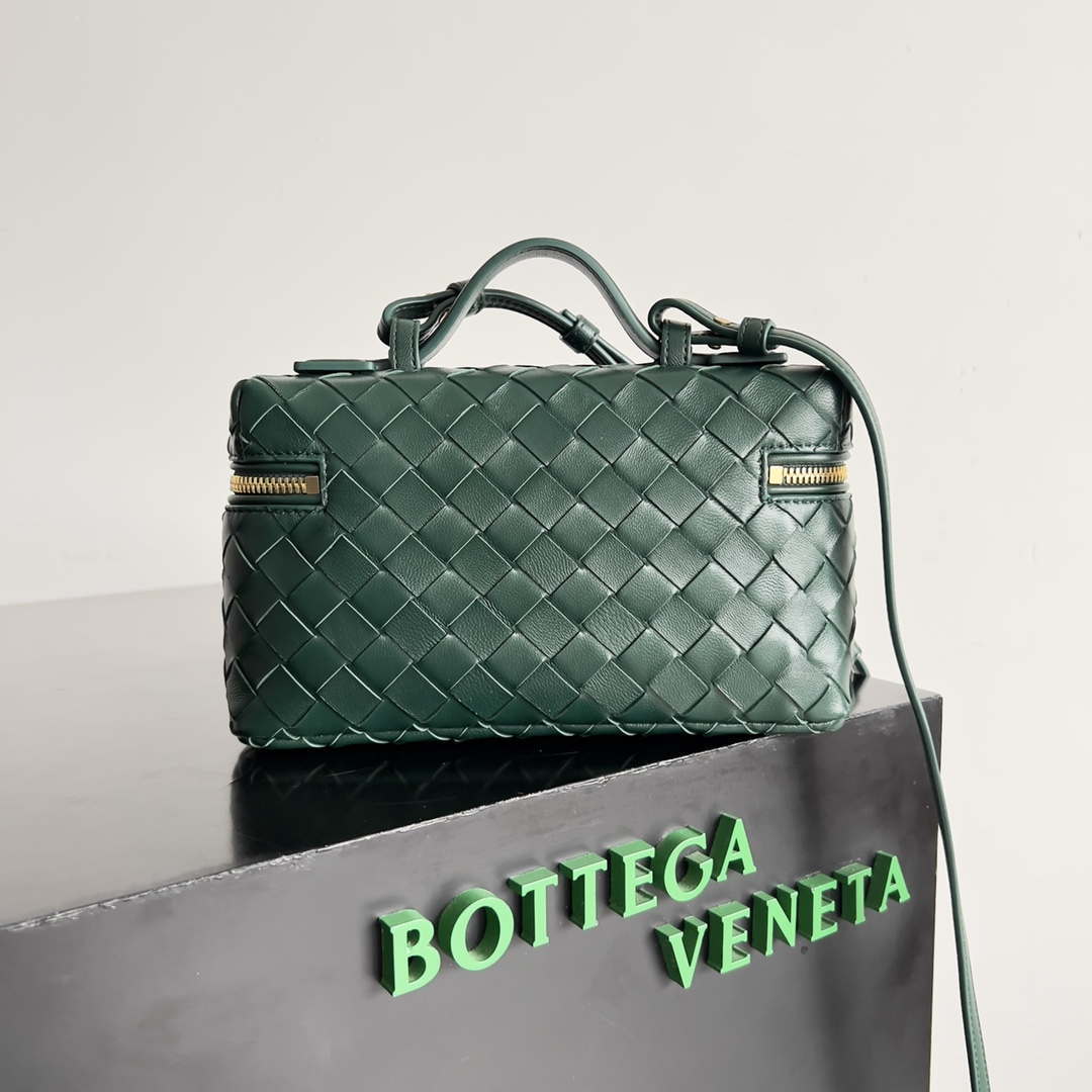 Bottega Veneta BV 789109V3IV16414 Bang Bang Vanity Case Green