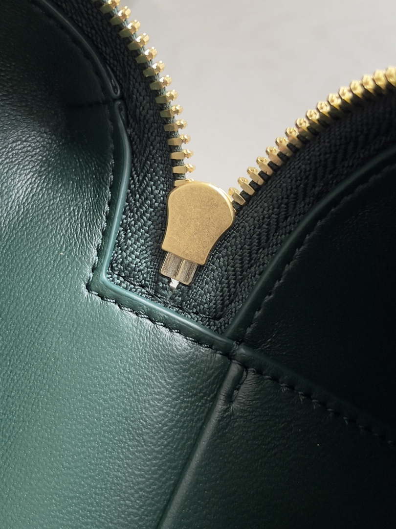 Bottega Veneta BV 789109V3IV16414 Bang Bang Vanity Case Green