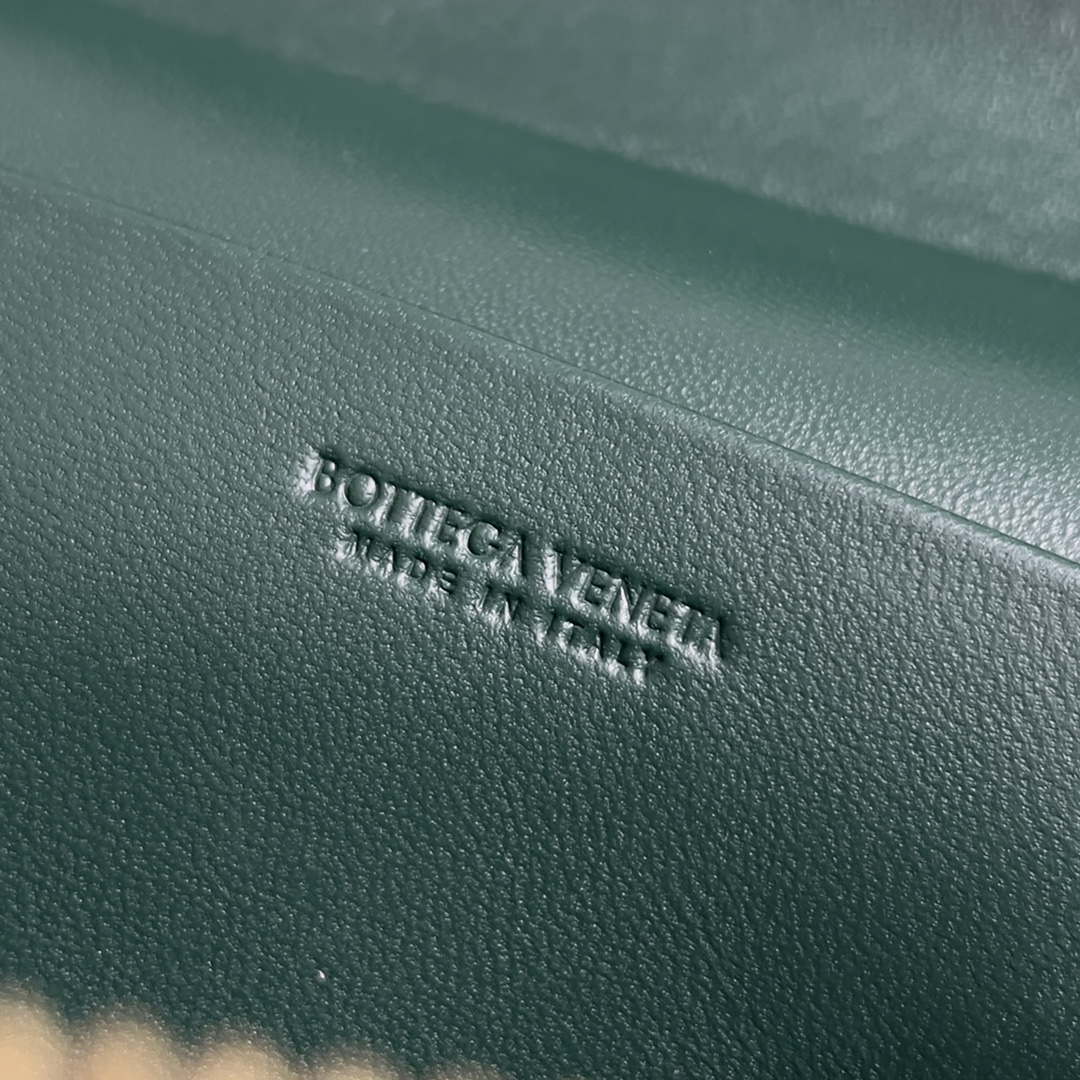 Bottega Veneta BV 789109V3IV16414 Bang Bang Vanity Case Green