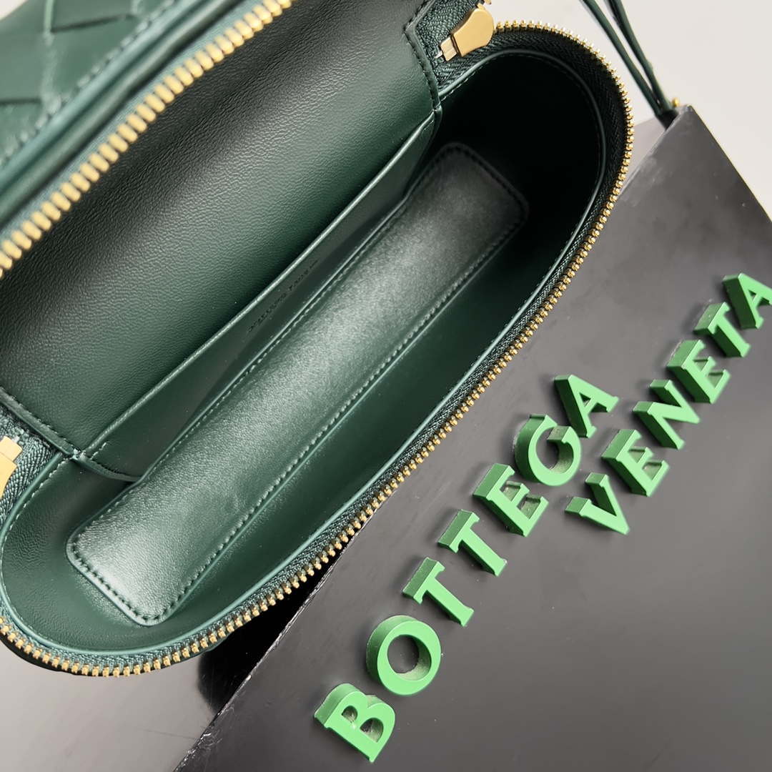 Bottega Veneta BV 789109V3IV16414 Bang Bang Vanity Case Green