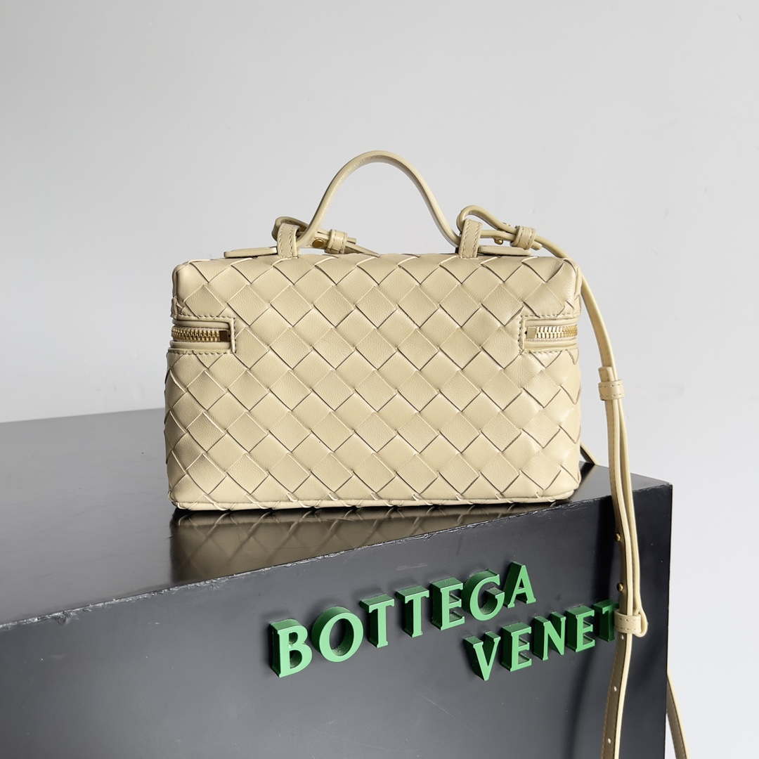 Bottega Veneta BV 789109V3IV16414 Bang Bang Vanity Case Apricot