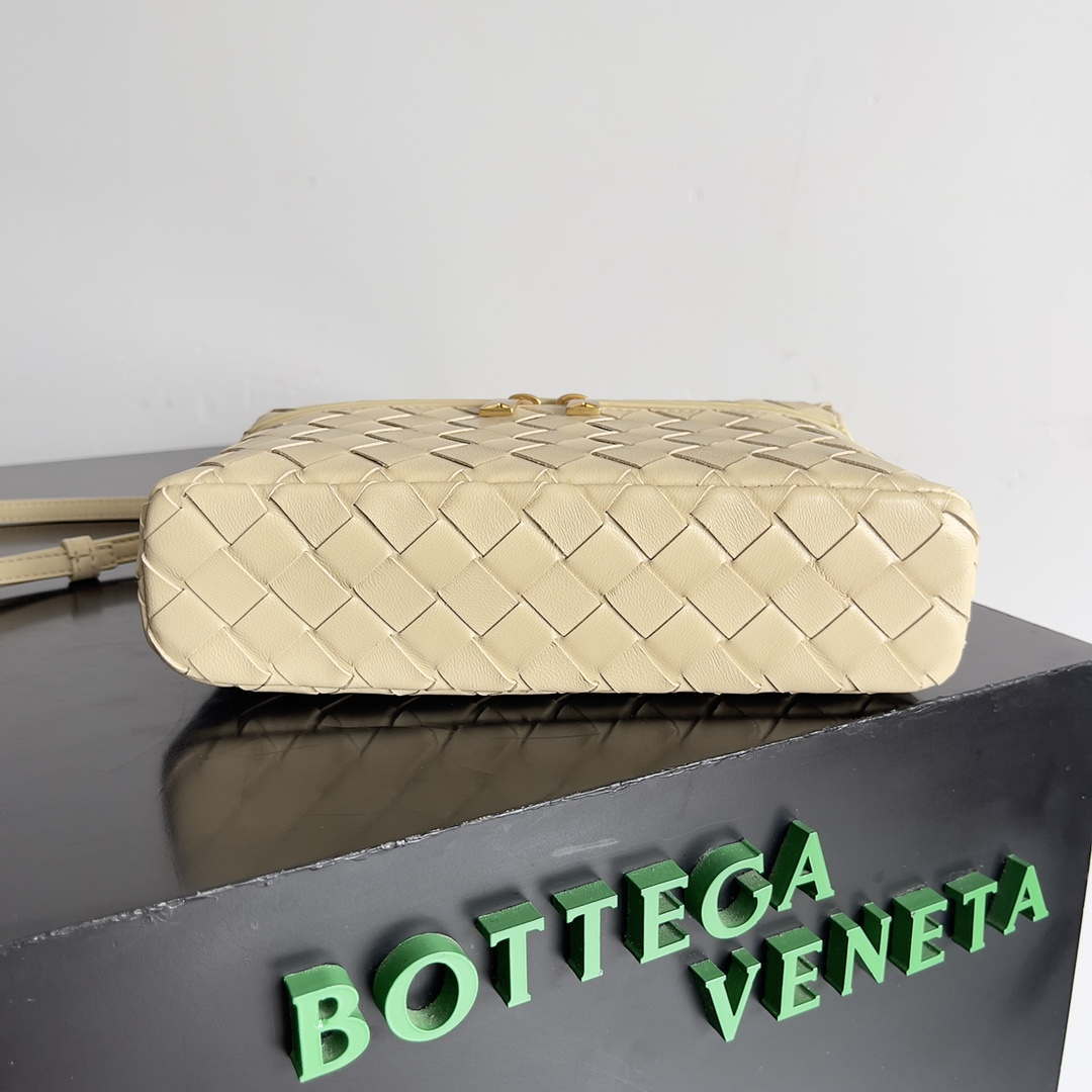 Bottega Veneta BV 789109V3IV16414 Bang Bang Vanity Case Apricot