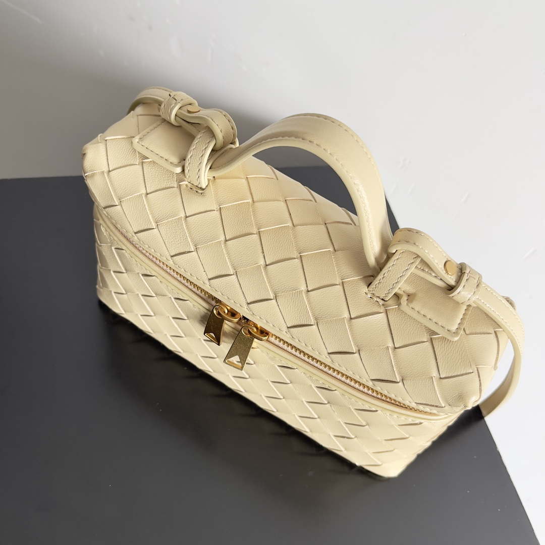 Bottega Veneta BV 789109V3IV16414 Bang Bang Vanity Case Apricot