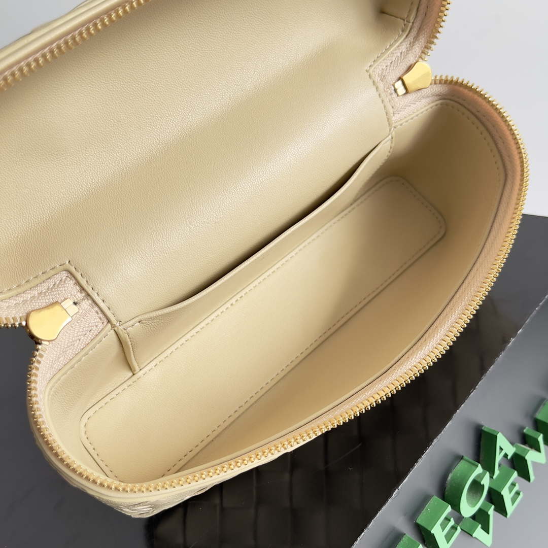 Bottega Veneta BV 789109V3IV16414 Bang Bang Vanity Case Apricot