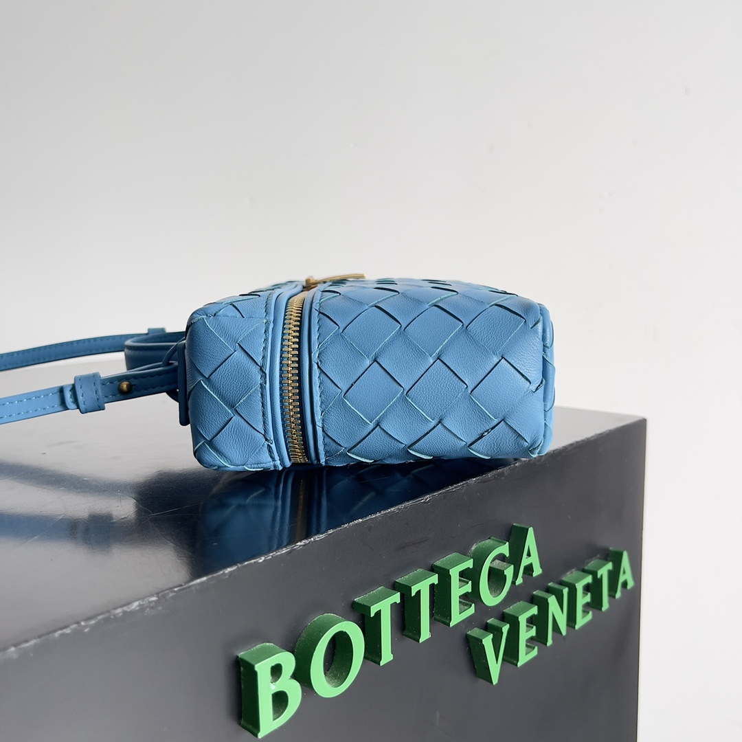 Bottega Veneta BV 789109V3IV16414 Bang Bang Vanity Case Blue