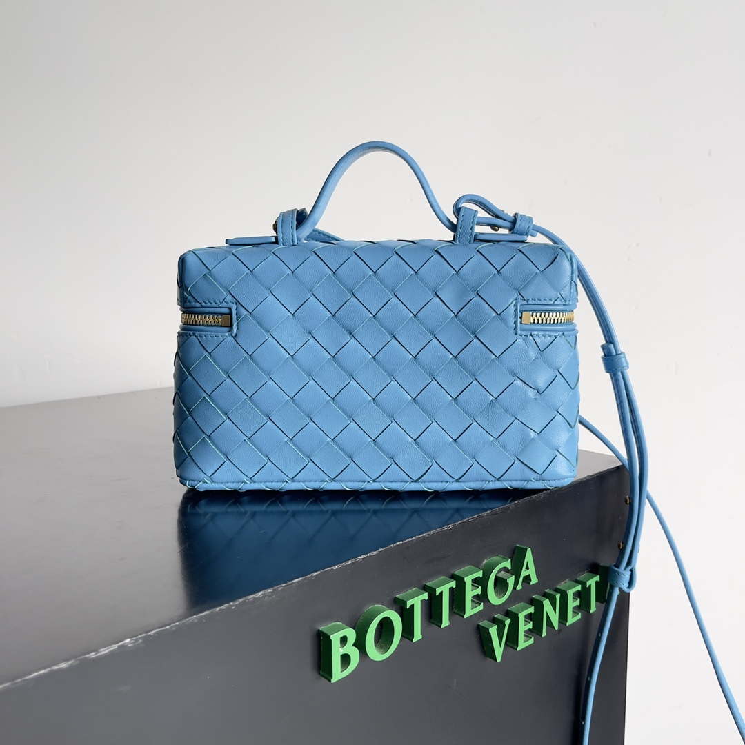 Bottega Veneta BV 789109V3IV16414 Bang Bang Vanity Case Blue