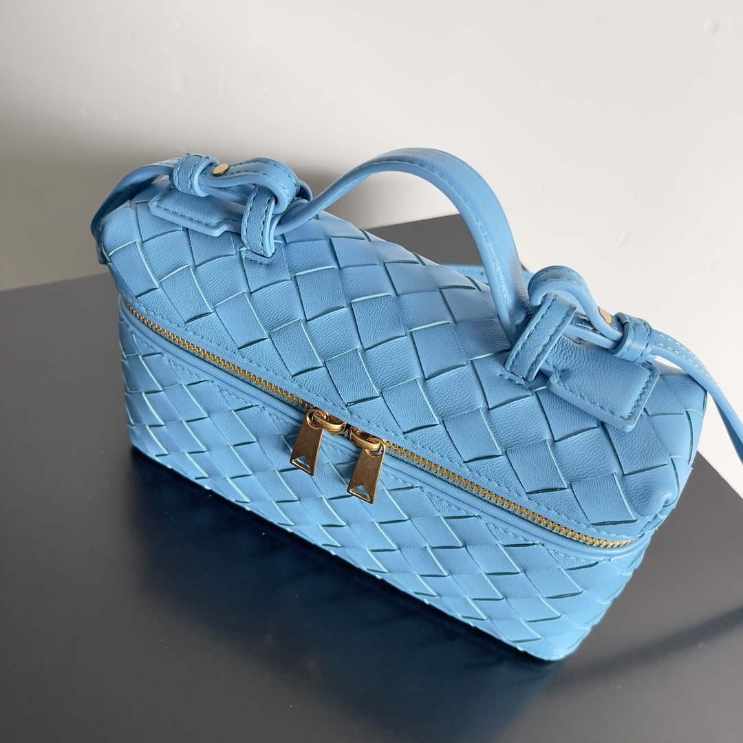 Bottega Veneta BV 789109V3IV16414 Bang Bang Vanity Case Blue