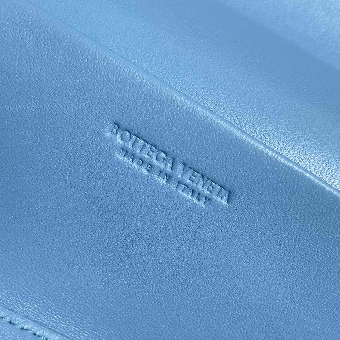 Bottega Veneta BV 789109V3IV16414 Bang Bang Vanity Case Blue