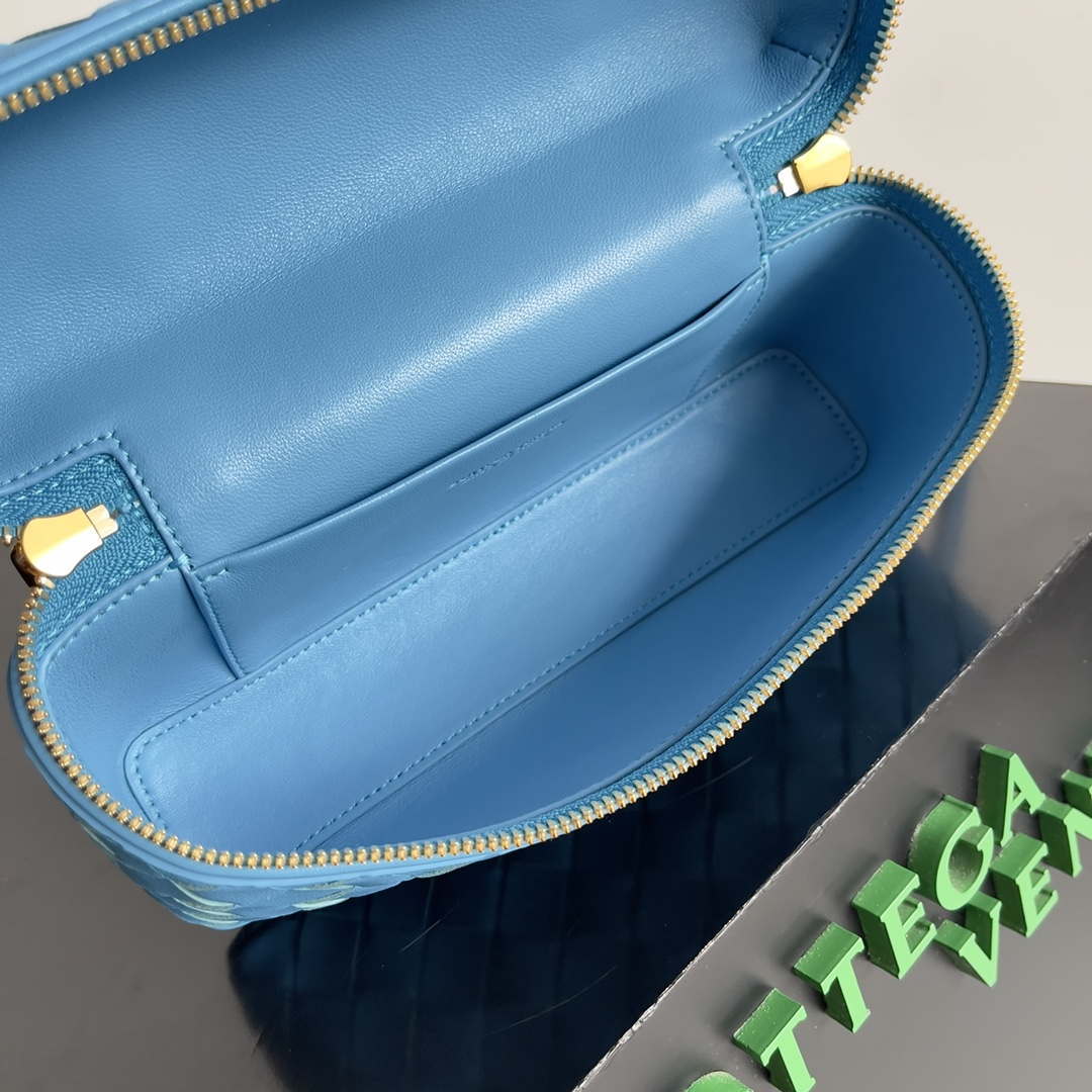 Bottega Veneta BV 789109V3IV16414 Bang Bang Vanity Case Blue