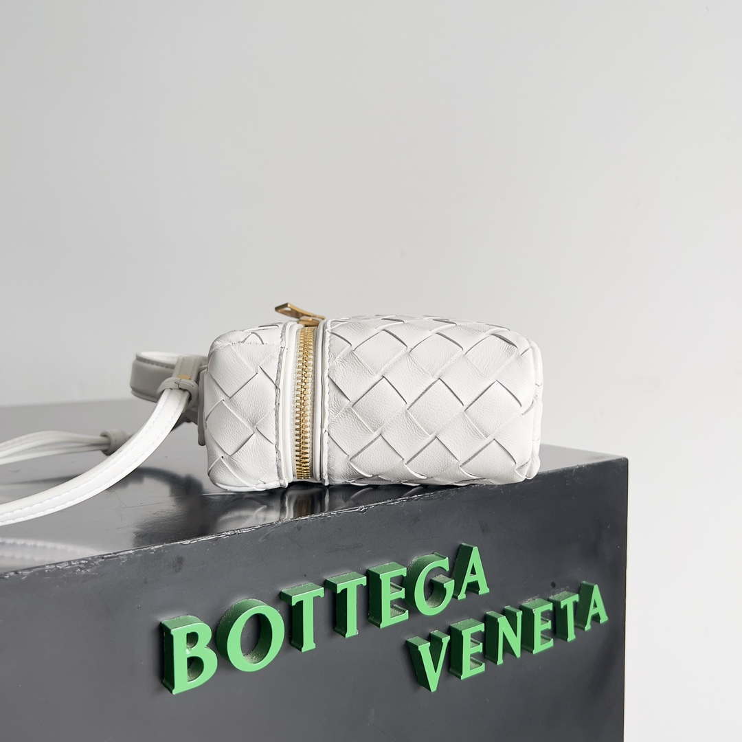 Bottega Veneta BV 789109V3IV16414 Bang Bang Vanity Case White