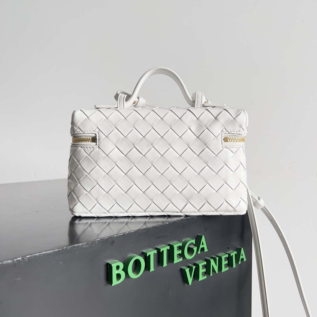 Bottega Veneta BV 789109V3IV16414 Bang Bang Vanity Case White