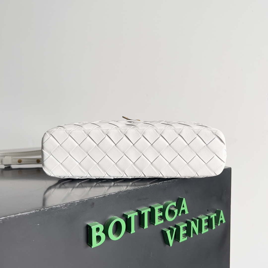 Bottega Veneta BV 789109V3IV16414 Bang Bang Vanity Case White