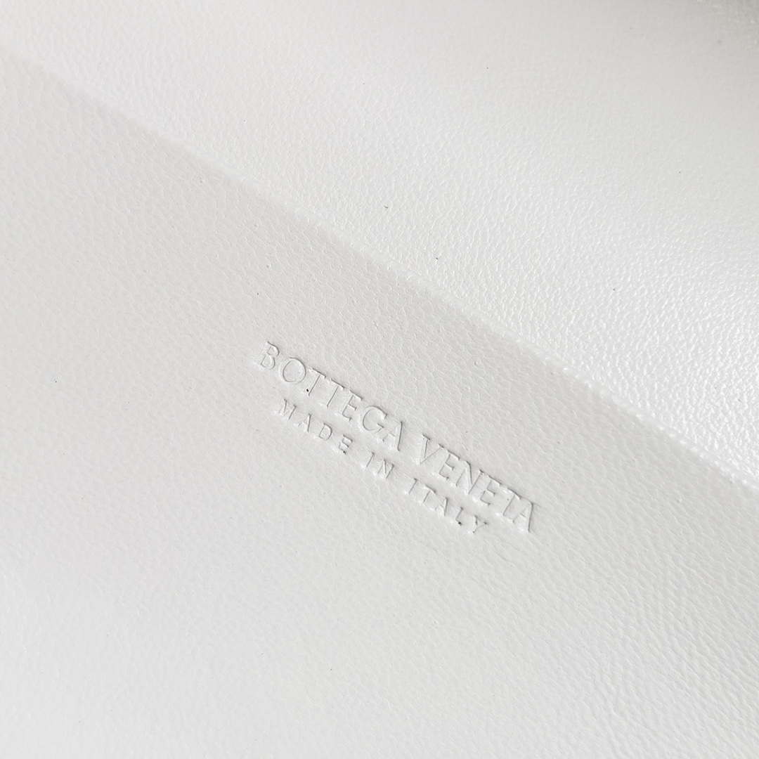 Bottega Veneta BV 789109V3IV16414 Bang Bang Vanity Case White