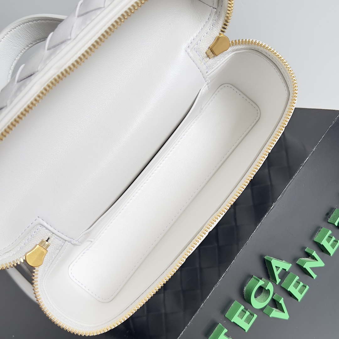 Bottega Veneta BV 789109V3IV16414 Bang Bang Vanity Case White
