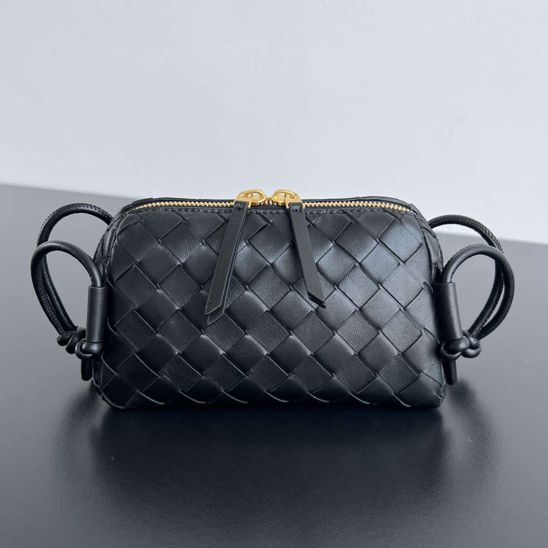 Bottega Veneta BV 794258VCPP18425 Concert Pouch BV92050