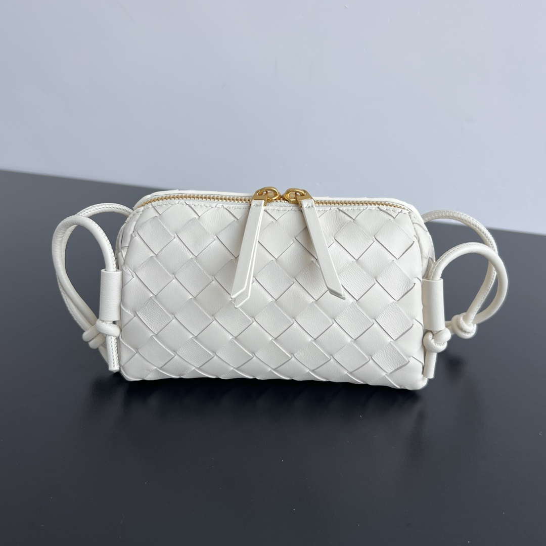Bottega Veneta BV 794258VCPP18425 Concert Pouch BV92051