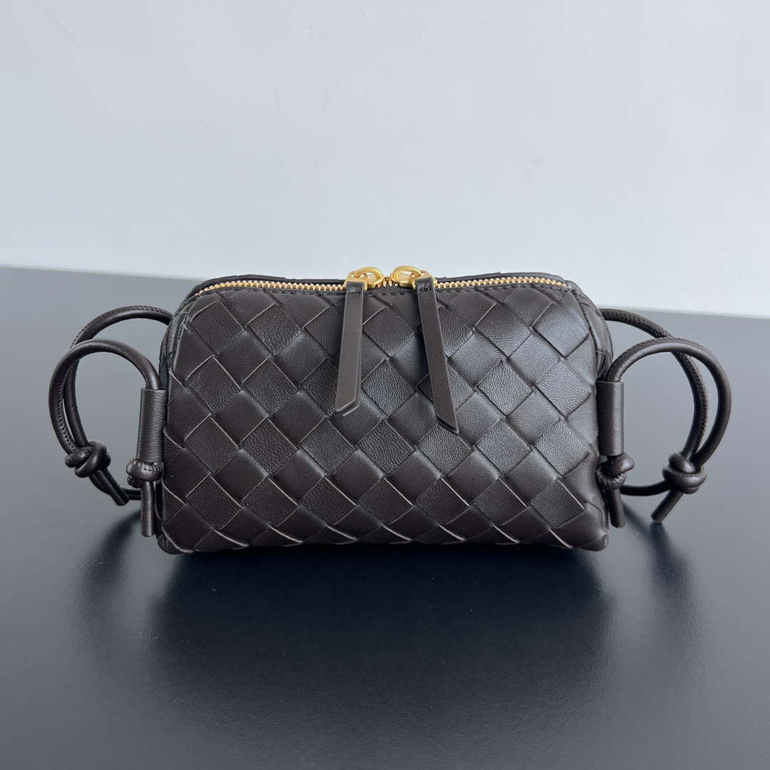 Bottega Veneta BV 794258VCPP18425 Concert Pouch BV92052